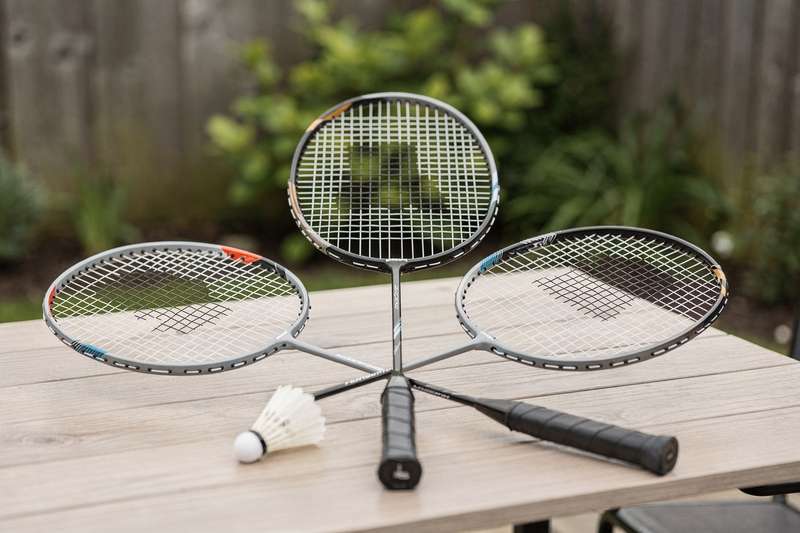 Comparison of badminton rackets arranged by skill level from beginner to advanced models.