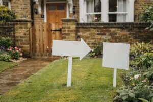 Best Yard Signs for UK Gardens, Gates and Events